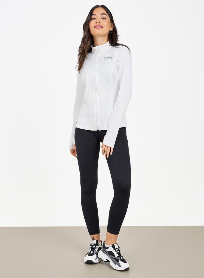 ستايلي جاكيت بطبعة شعار مع تفاصيل فتحات للإبهام - Image 2