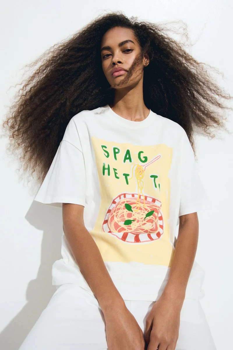 اتش اند ام تي-شيرت فضفاض مزين بطبعة