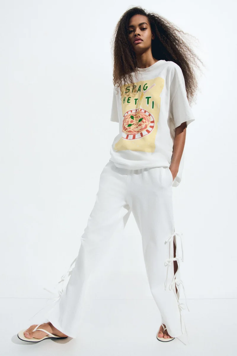 اتش اند ام تي-شيرت فضفاض مزين بطبعة