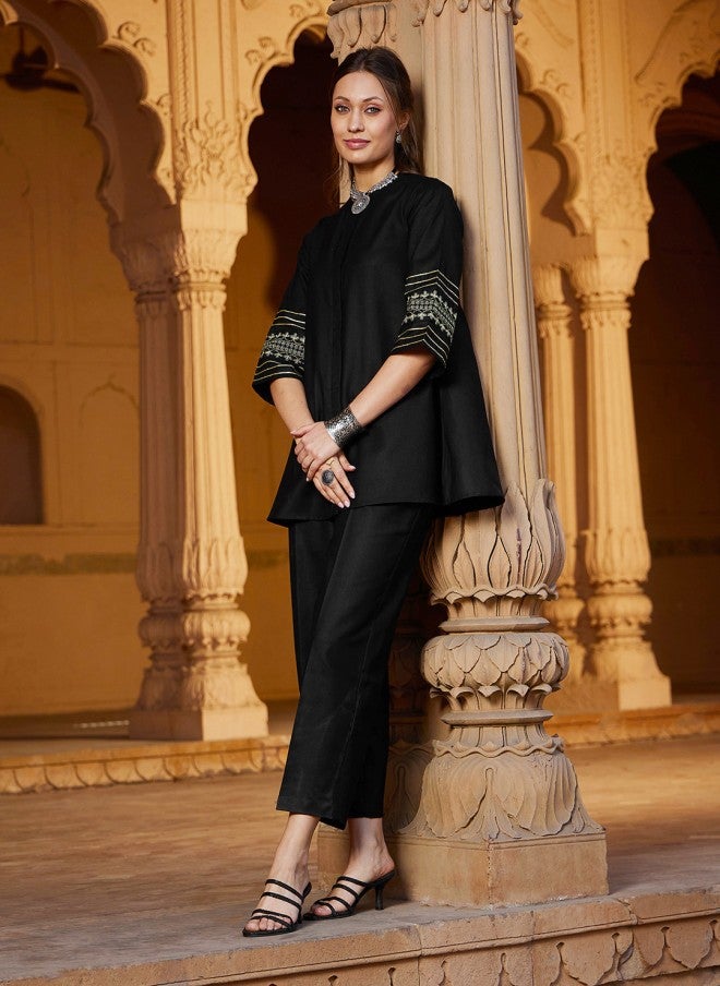 ساسافراس طقم بلوزة وبنطلون بالازو للنساء باللون الأسود - Image 4