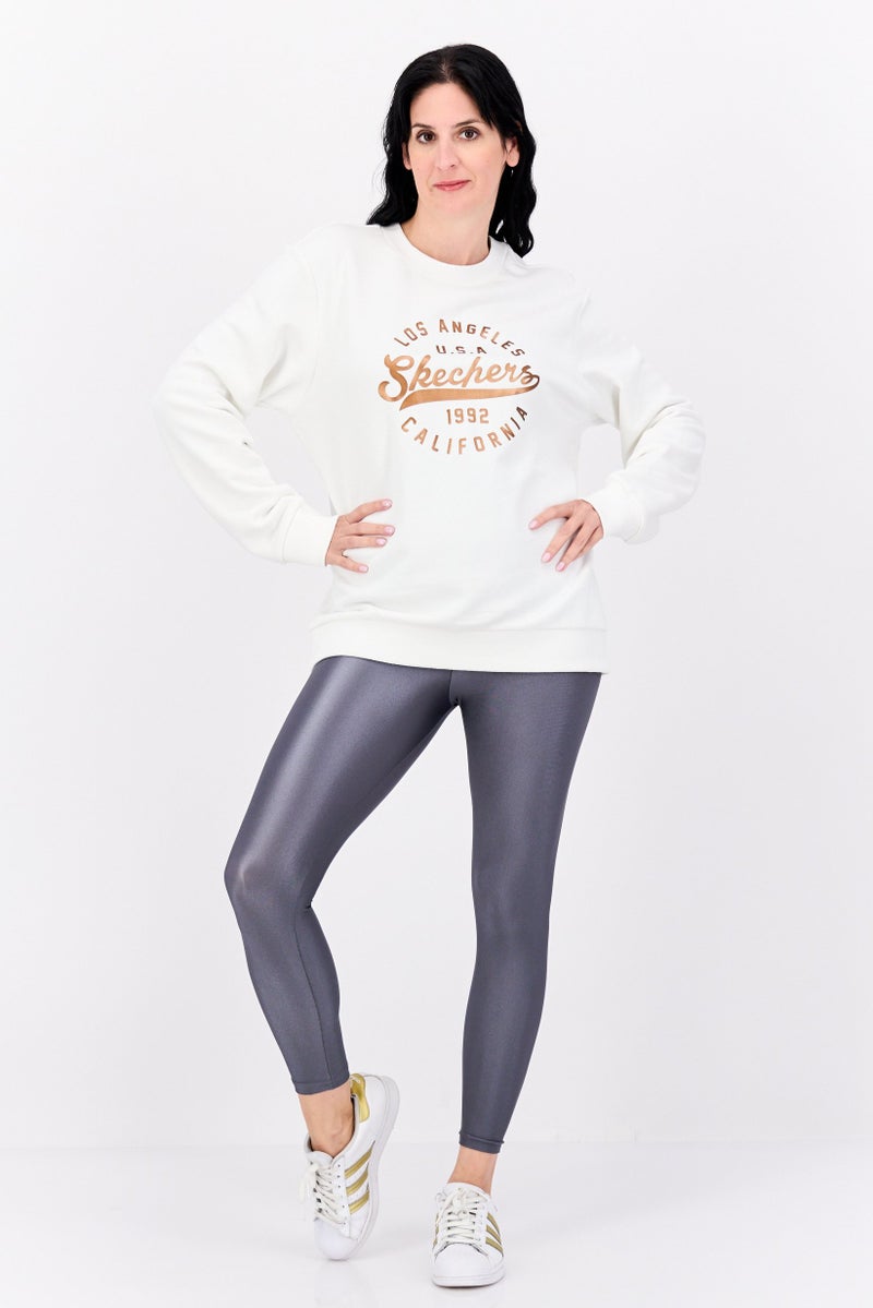 SKECHERS سويت شيرت رياضي نسائي بأكمام طويلة مع رسومات، مجموعة بيضاء - Image 4