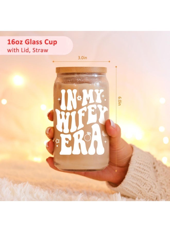 كوب شرب زجاجي مع غطاء من الخيزران وماصة، سعة 16 أونصة، بتصميم "In My Wifey Era"، هدية خطوبة وزفاف - Image 2