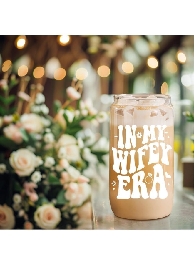 كوب شرب زجاجي مع غطاء من الخيزران وماصة، سعة 16 أونصة، بتصميم "In My Wifey Era"، هدية خطوبة وزفاف - Image 4