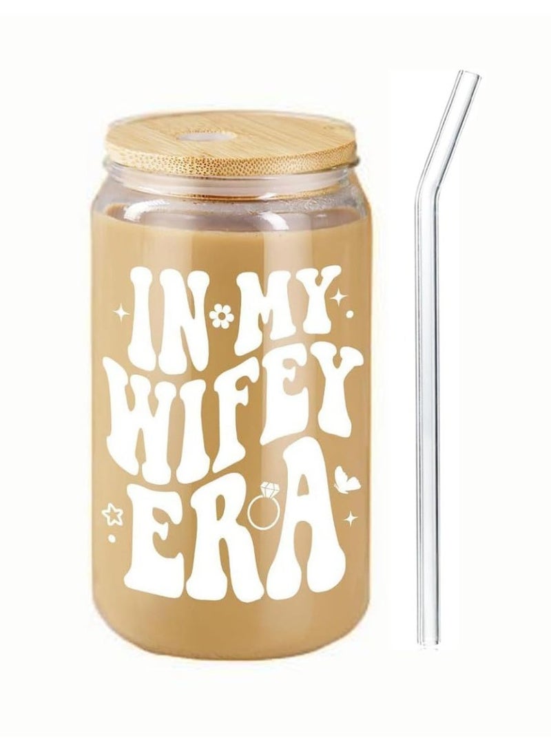 كوب شرب زجاجي مع غطاء من الخيزران وماصة، سعة 16 أونصة، بتصميم "In My Wifey Era"، هدية خطوبة وزفاف - Image 1
