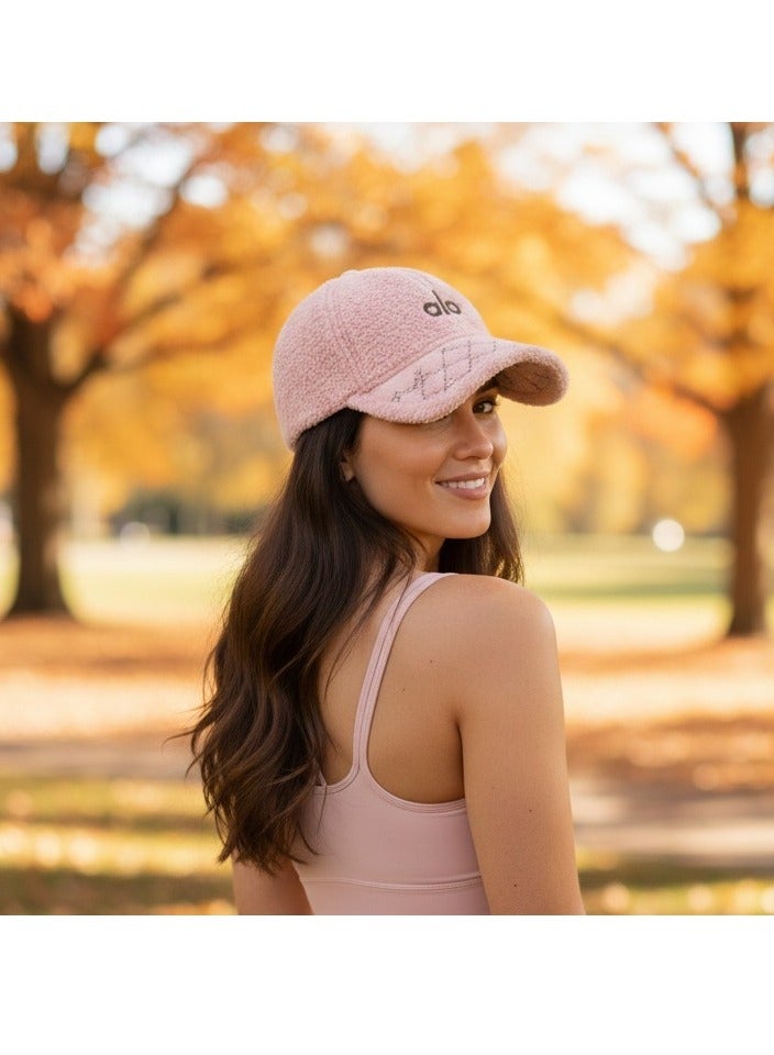 ألو كاب شتوي فرو ناعم للنساء بتصميم ALO عصري – لون وردي أنيق مع تطريز مميز – قبعة دافئة ومريحة للاستخدام اليومي والخروجات الشتوية - Image 5