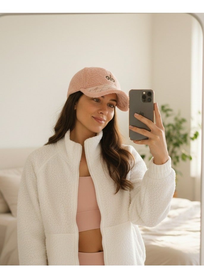 ألو كاب شتوي فرو ناعم للنساء بتصميم ALO عصري – لون وردي أنيق مع تطريز مميز – قبعة دافئة ومريحة للاستخدام اليومي والخروجات الشتوية - Image 4