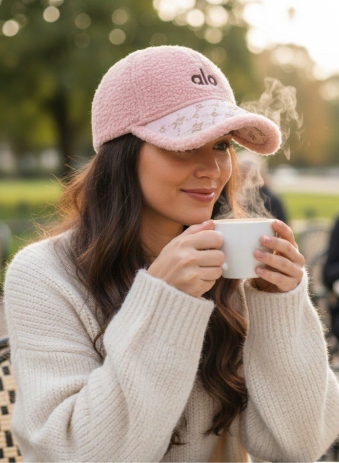 ألو كاب شتوي فرو ناعم للنساء بتصميم ALO عصري – لون وردي أنيق مع تطريز مميز – قبعة دافئة ومريحة للاستخدام اليومي والخروجات الشتوية - Image 1