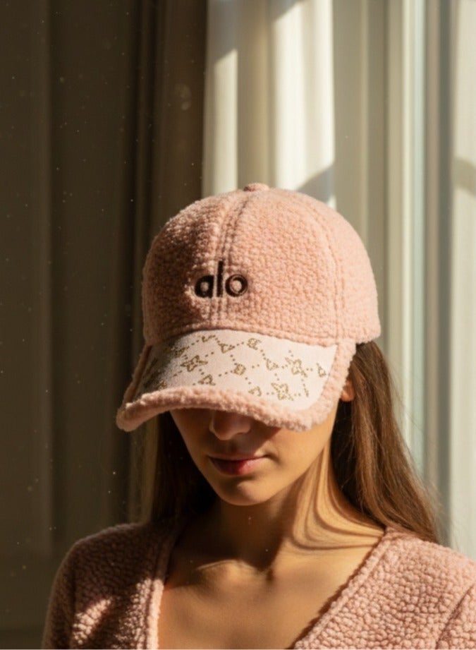 ألو كاب شتوي فرو ناعم للنساء بتصميم ALO عصري – لون وردي أنيق مع تطريز مميز – قبعة دافئة ومريحة للاستخدام اليومي والخروجات الشتوية - Image 3