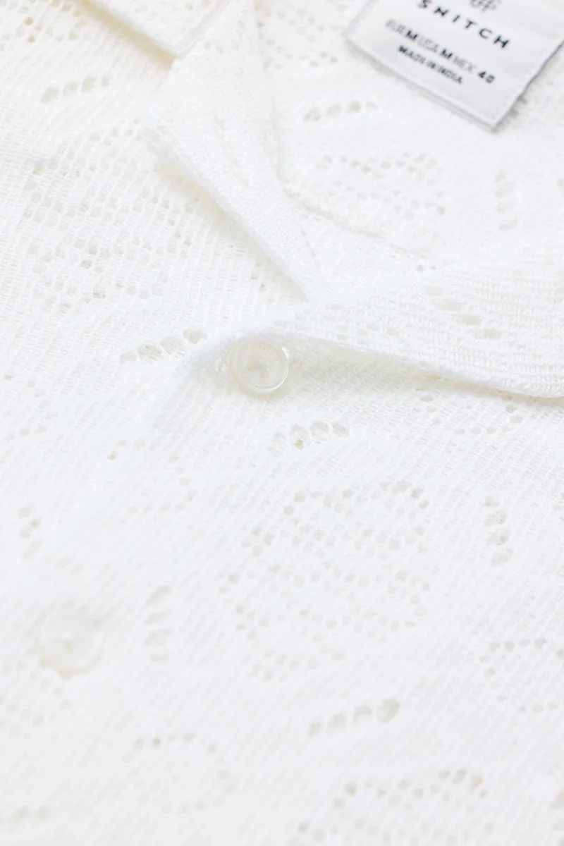 SNITCH قميص كروشيه أبيض بتصميم ذاتي بقصة صندوقية