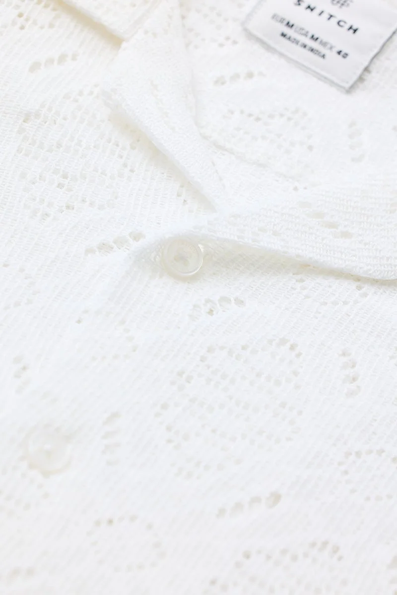 سنيتش قميص كروشيه أبيض بتصميم ذاتي بقصة صندوقية