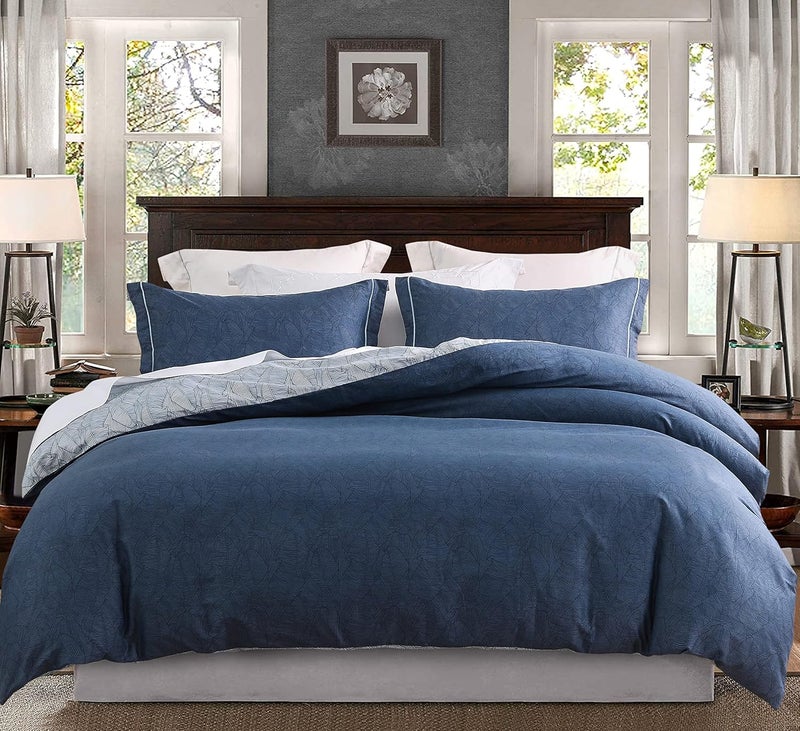 SLEEPBELLA غطاء لحاف SLEEPBELLA، مقاس كينج (King Size)، من القطن بعدد خيوط 600، بلون أزرق بحري ورمادي، مطبوع عليه نمط أوراق زرقاء فاخرة، قابل للتحويل، مجموعة أغطية لحاف من 3 قطع (مقاس كينج، أوراق زرقاء بحرية). - Image 3