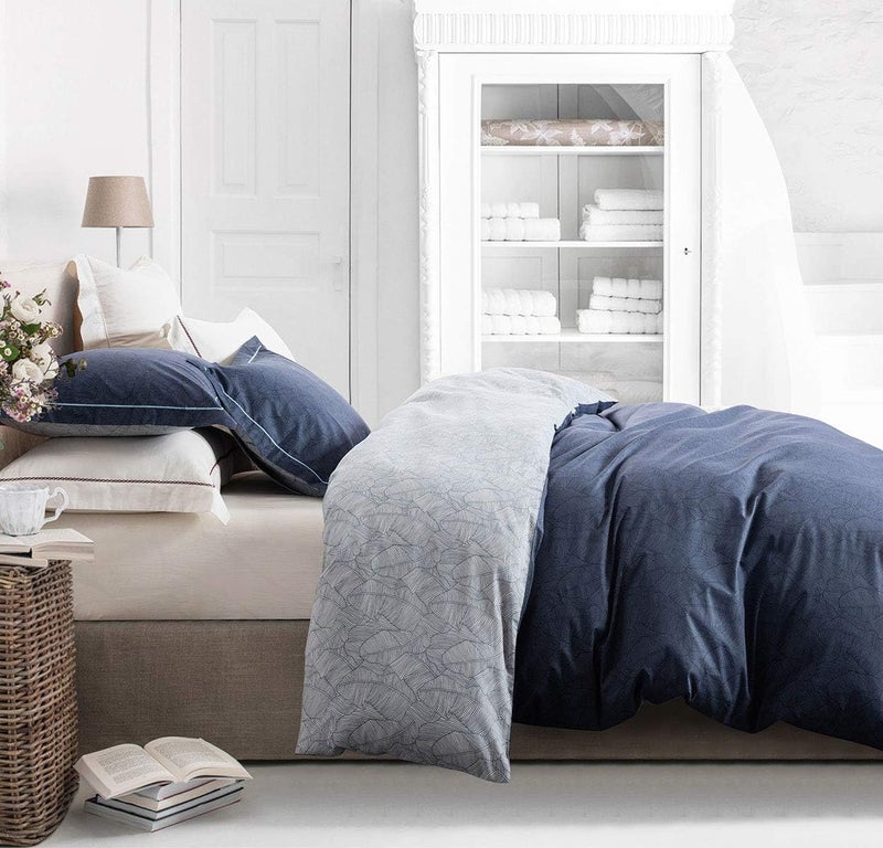 SLEEPBELLA غطاء لحاف SLEEPBELLA، مقاس كينج (King Size)، من القطن بعدد خيوط 600، بلون أزرق بحري ورمادي، مطبوع عليه نمط أوراق زرقاء فاخرة، قابل للتحويل، مجموعة أغطية لحاف من 3 قطع (مقاس كينج، أوراق زرقاء بحرية). - Image 1