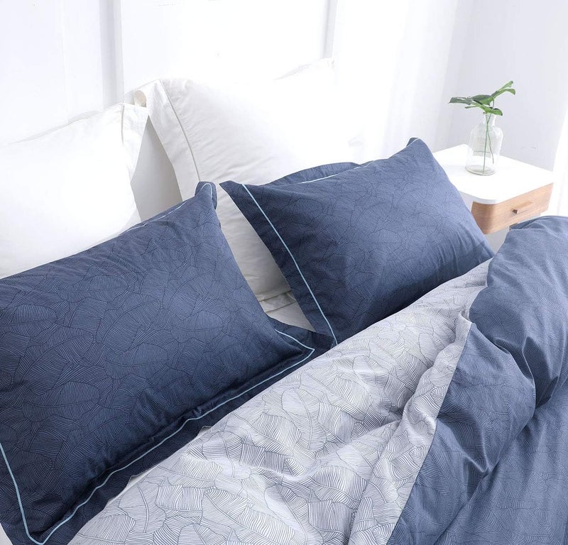 SLEEPBELLA غطاء لحاف SLEEPBELLA، مقاس كينج (King Size)، من القطن بعدد خيوط 600، بلون أزرق بحري ورمادي، مطبوع عليه نمط أوراق زرقاء فاخرة، قابل للتحويل، مجموعة أغطية لحاف من 3 قطع (مقاس كينج، أوراق زرقاء بحرية). - Image 4