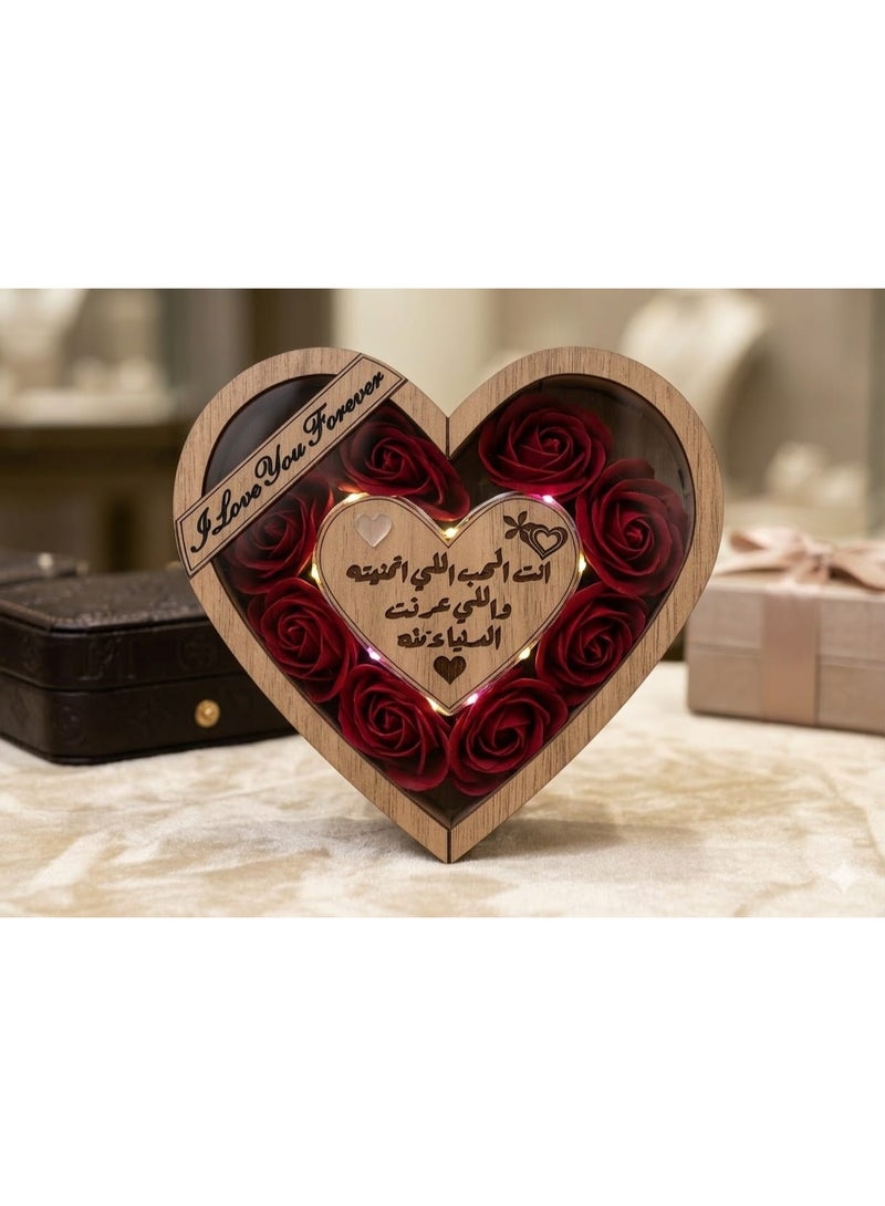 صندوق هدايا بشكل قلب انت الحب  قلب خشبي محفور بعبارات حب مع ورد صناعي فاخر رومانسيه مع اضاءه متعدده 35*30 سم - Image 3