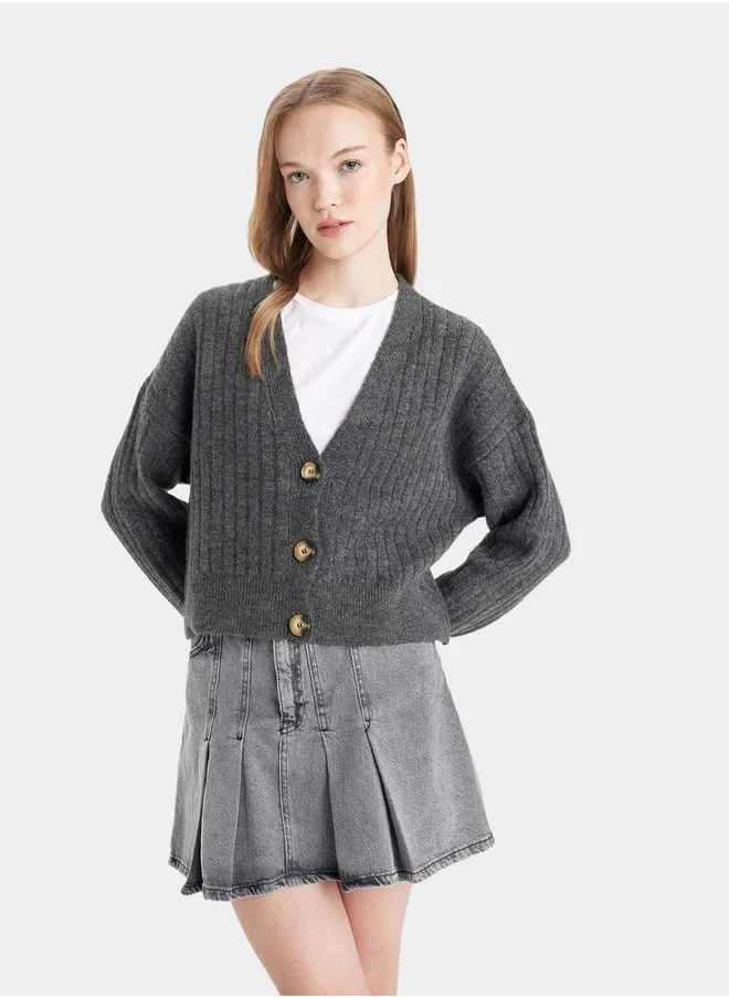 ديفاكتو Ribbed V Neck Oversized Crop Cardigan by Styli