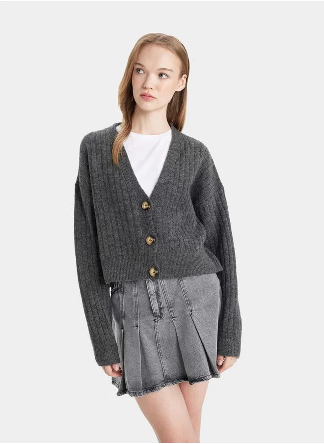 ديفاكتو Ribbed V Neck Oversized Crop Cardigan by Styli