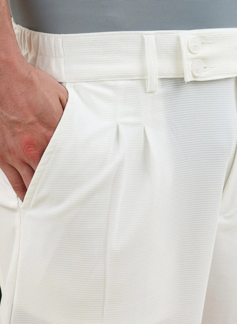 كامبوس سوترا بنطلون رجالي مطوي بخصر متوسط ومرن وجيوب جانبية وأساور، بقصة مستقيمة، نسيج منسوج سادة بلون أبيض طباشيري للاستخدام اليومي والكاجوال
