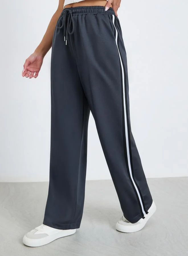 ستايلي جوغر بأرجل واسعة وشريط جانبي