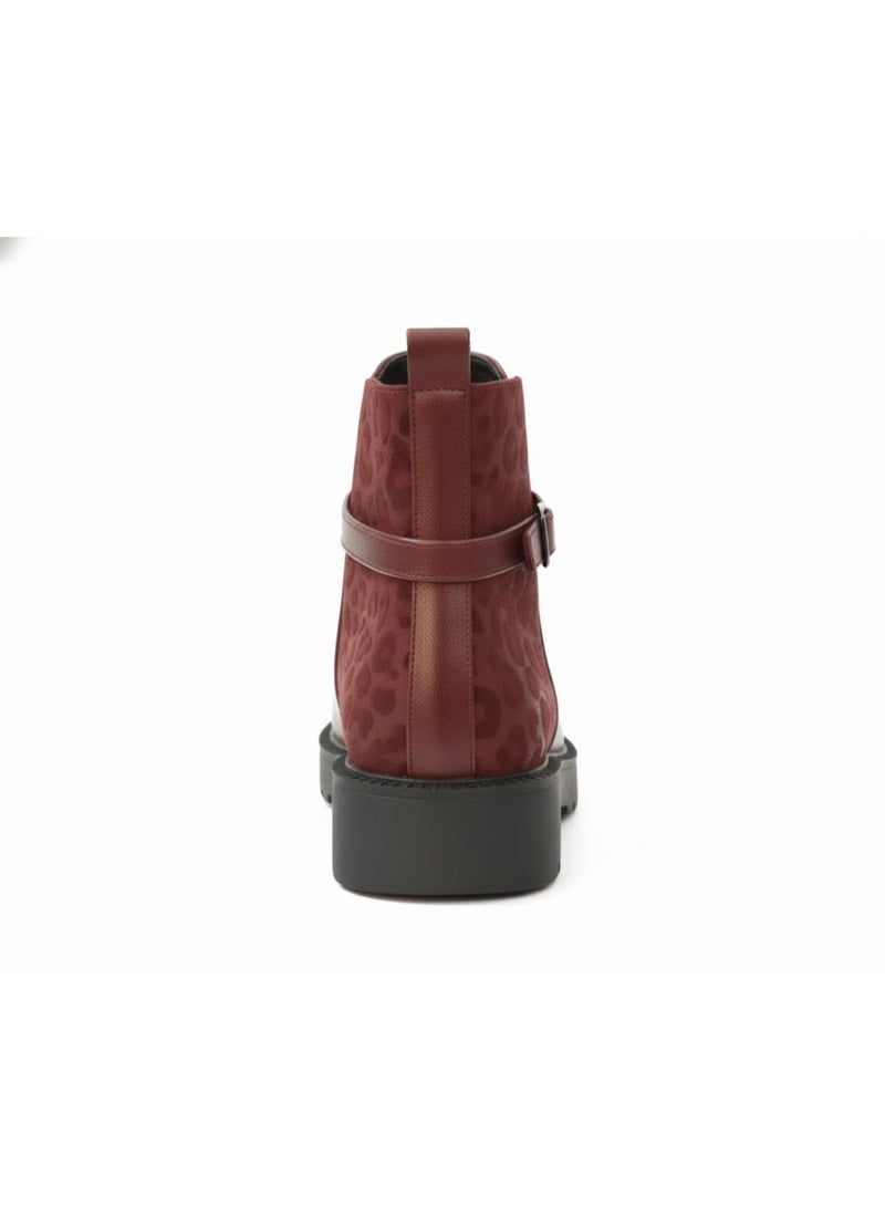 Stylish women's boots with a side pattern and elegant design, equipped with a metal strap. - Image 3