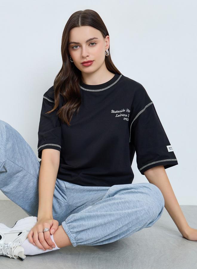 ستايلي تيشيرت واسع مُطرّز بتفاصيل مدروزة - Image 1