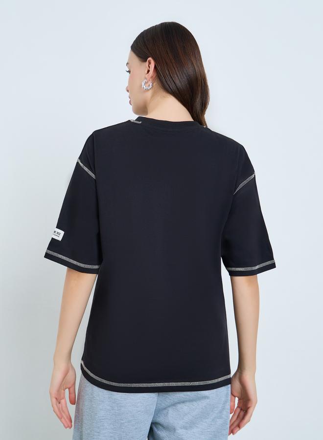 ستايلي تيشيرت واسع مُطرّز بتفاصيل مدروزة - Image 5