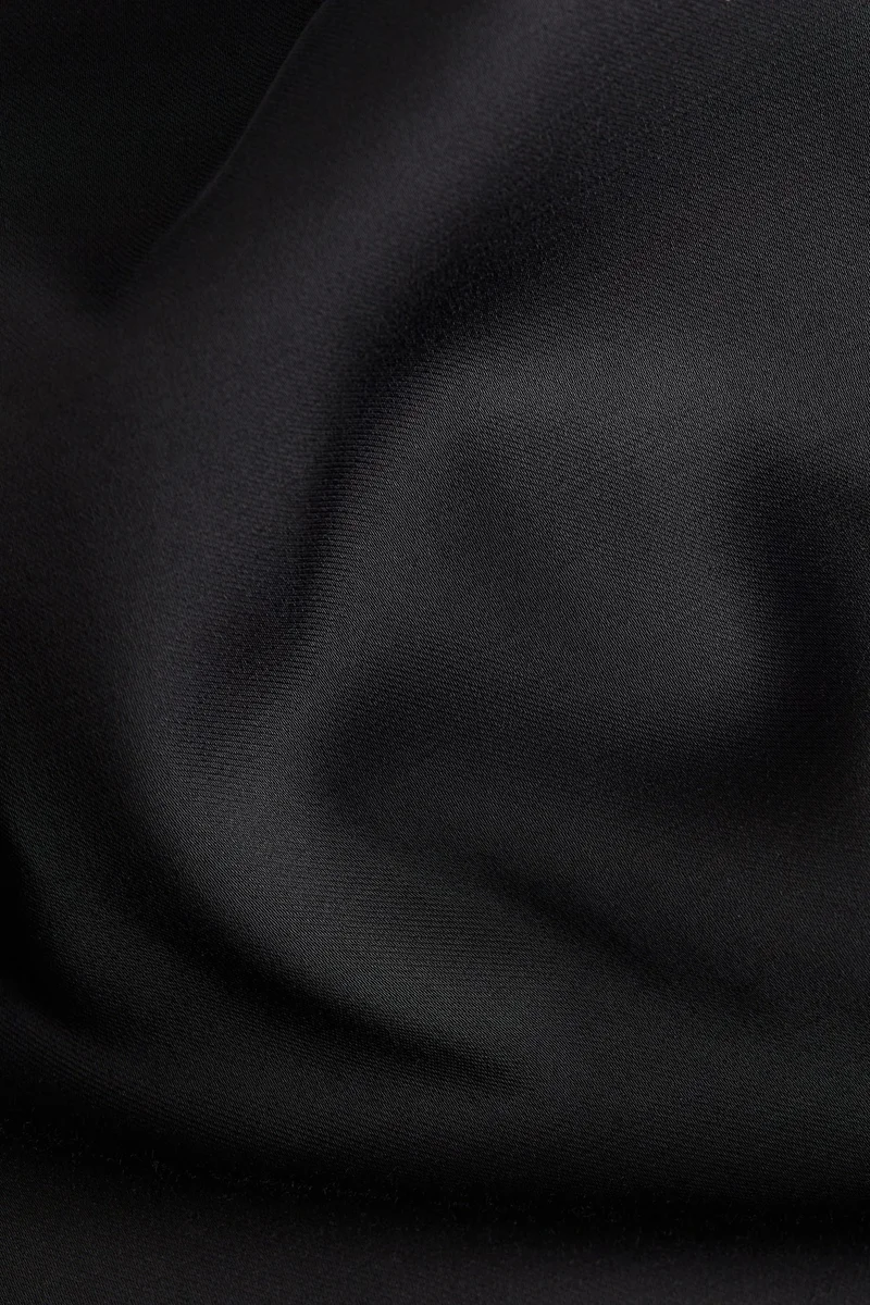 اتش اند ام فستان بتصميم كتف مكشوف