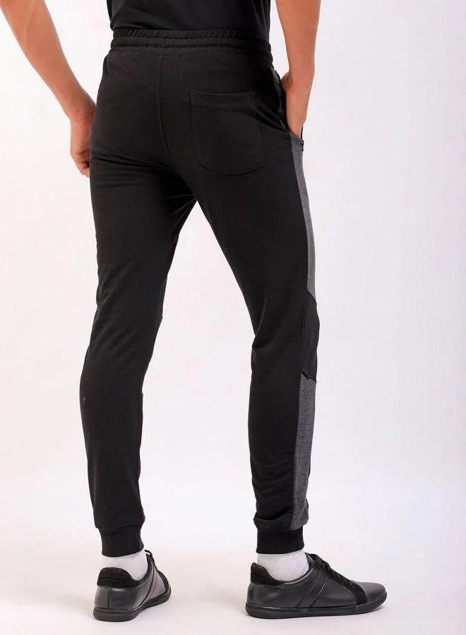 ذا انديان كراج كو Men Slim Fit Solid Mid-Rise Stretchable Knitted Jogger Trousers