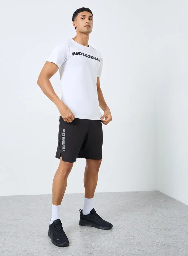 ستايلي اكتيف تيشيرت رياضي بطبعة خطوط بقصة عادية