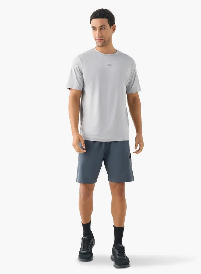 كابا تيشيرت كابا بياقة دائرية وتفاصيل شعار وأكمام قصيرة