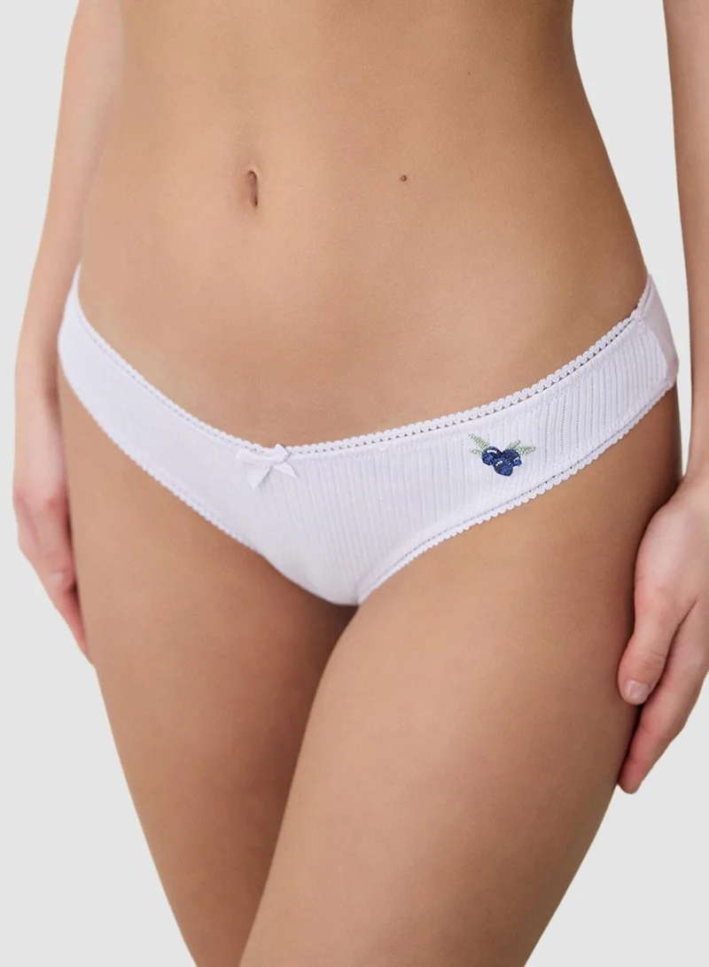 بنتي سراويل داخلية برازيلية قطنية بنقشة نقطية على شكل حرف  بلون أبيض ثلجي