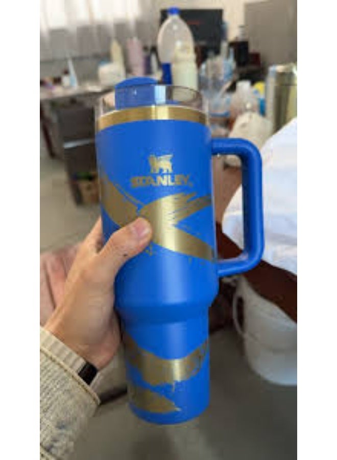 ستانلي كوب معزول بسعة 1.2 لتر مصمم بمقبض وغطاء بشفاطة، كوب سفر معزول بتفريغ الهواء من الفولاذ المقاوم للصدأ، مناسب للسفر والماء والشاي المثلج أو القهوة والسموذي وغير ذلك (لون ازرق- ذهبي ).