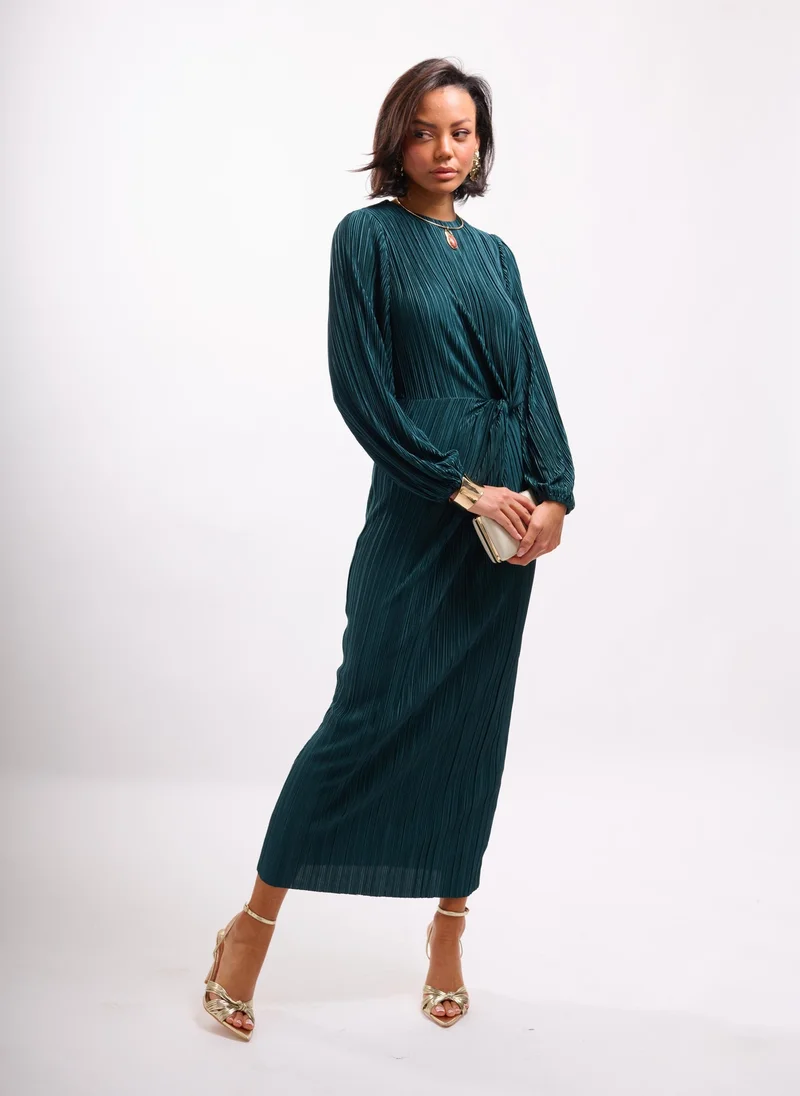 فايا فستان ميدي بخصر ملتف وطيات باللون الزمردي