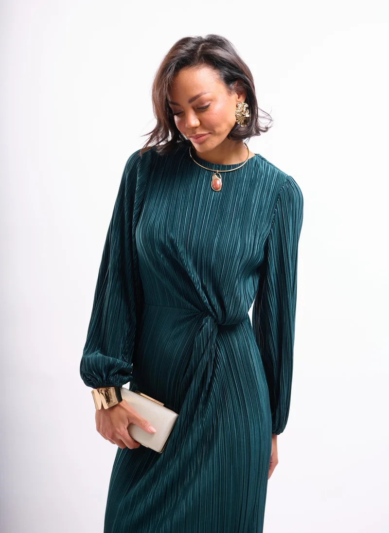 فايا فستان ميدي بخصر ملتف وطيات باللون الزمردي