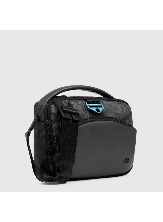 بيكوادرو حقيبة كروس بودي رجالية Piquadro CA6635S137 مقاس 9 بوصات مع حجرة لجهاز iPad mini، حماية RFID، ومصنوعة من مواد حيوية صديقة للبيئة