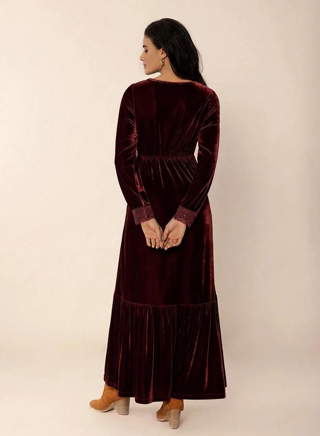 تايك تو فستان طويل مخملي بتفاصيل حواف دانتيل