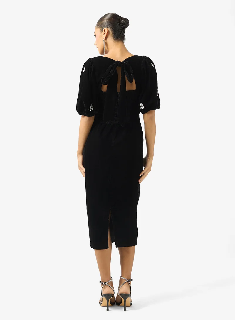 هوب اند ايفي فستان مخملي بأكمام منفوشة مطرز