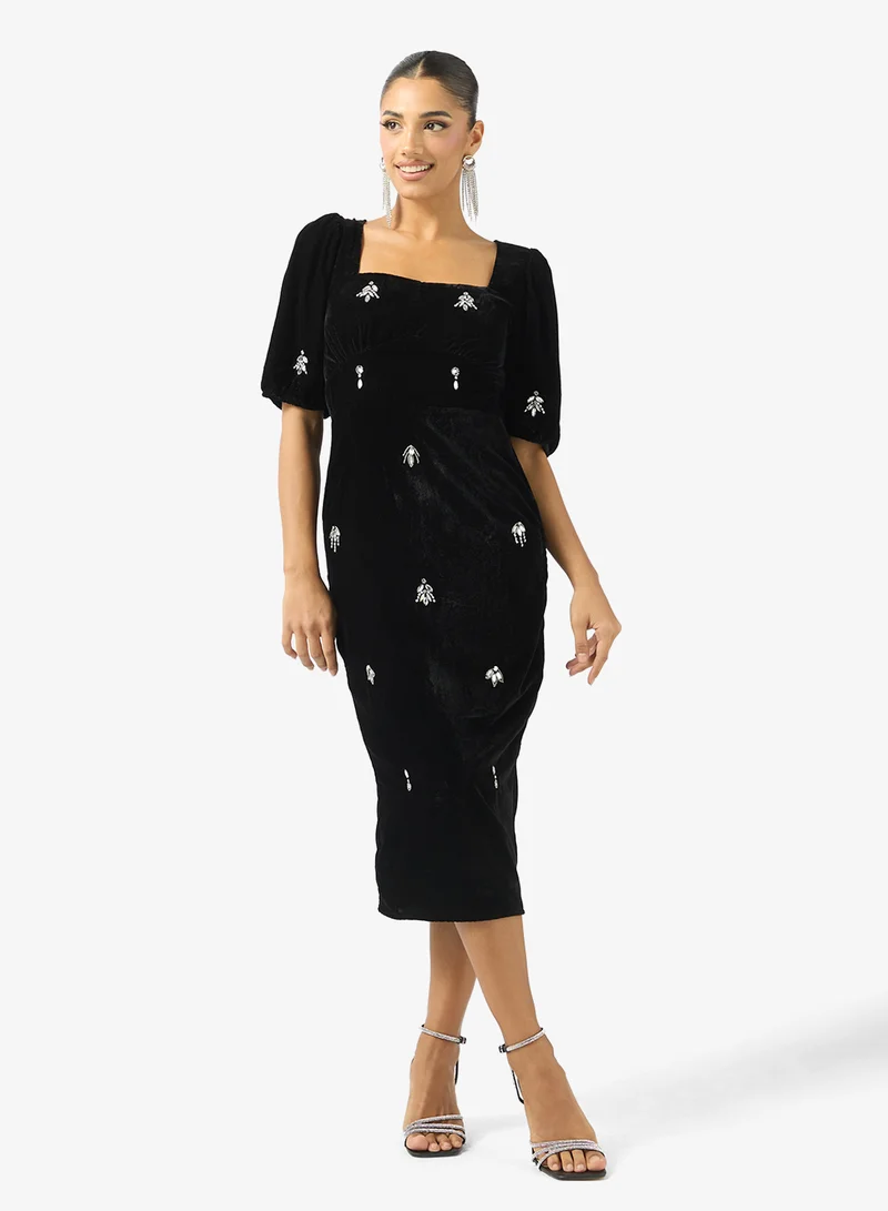 هوب اند ايفي فستان مخملي بأكمام منفوشة مطرز