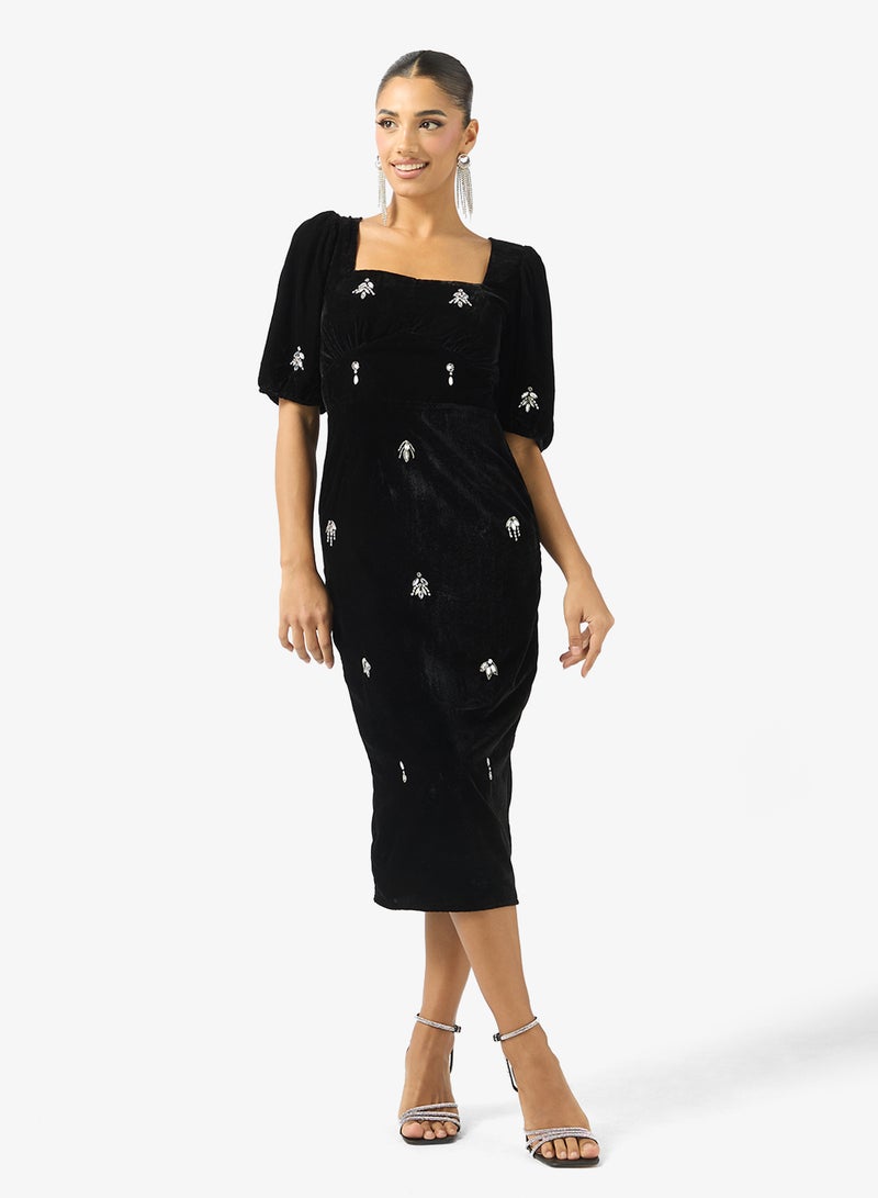 هوب اند ايفي فستان مخملي بأكمام منفوشة مطرز - Image 1