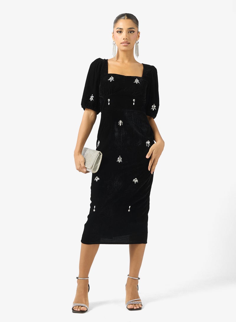 هوب اند ايفي فستان مخملي بأكمام منفوشة مطرز - Image 4