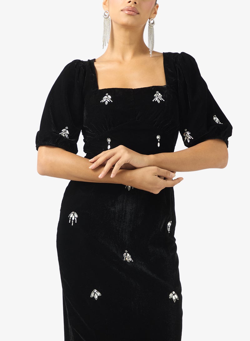 هوب اند ايفي فستان مخملي بأكمام منفوشة مطرز - Image 3