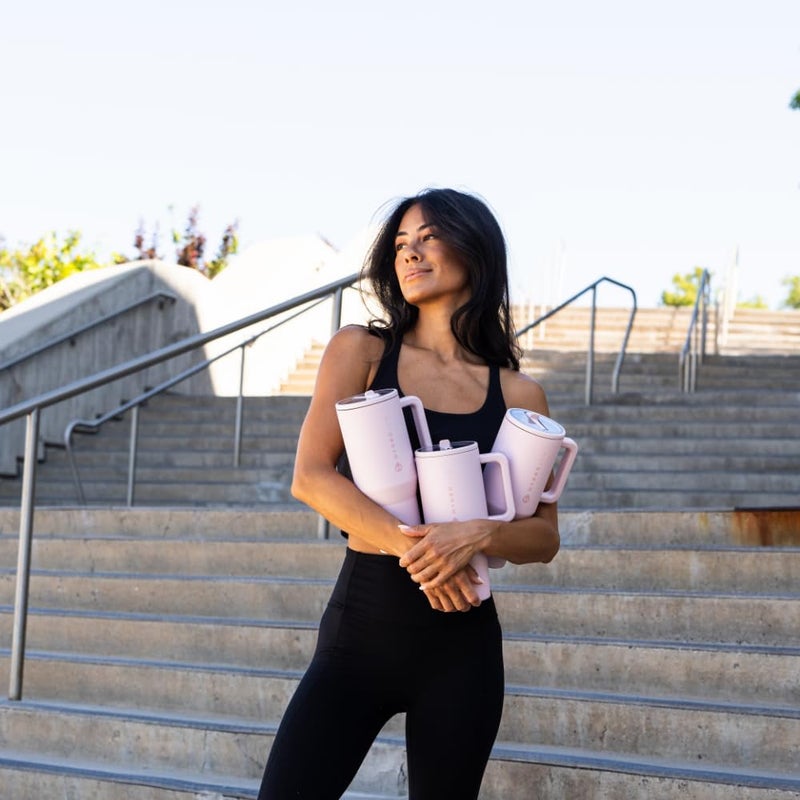 HydroJug هيدروجوج ترافلر - زجاجة ماء سعة 40 أونصة مع مقبض وقشة قابلة للطي - تناسب حاملة الأكواب، كوب مقاوم للتسرب - مصنوع من الفولاذ المقاوم للصدأ وقاعدة مطاطية قابلة لإعادة الاستخدام - هدايا للنساء والرجال، رمال وردية - Image 5