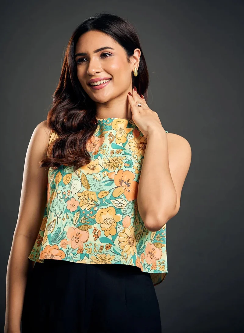 Zigzag Sleeveless Flared Printed Chiffon Crop Top