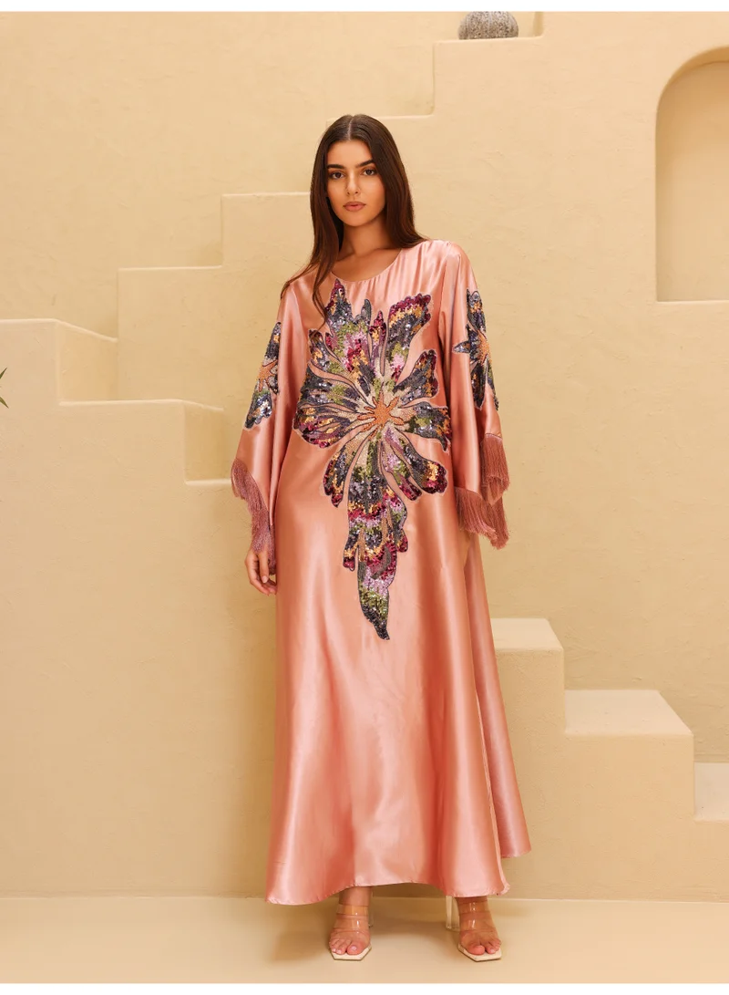 اكسا فستان أنيق بقماش لامع وزهور كبيرة بتصميم عصري ملون وأكمام  خوخي