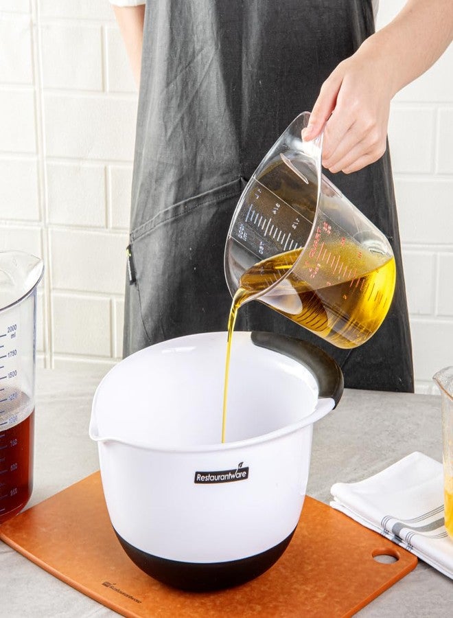 ريستورنت وير طقم أدوات مطبخ للمطاعم RW، يتضمن وعاء قياس سعة 1 كوارت، وكأس قياس متين - بوحدات قياس مترية وإمبراطورية، وفوهة على شكل حرف V، وكوب قياس بلاستيكي شفاف، ومقبض مزود بمسكة للإبهام، ويتحمل درجات حرارة تصل إلى 248 درجة فهرنهايت. - Image 5