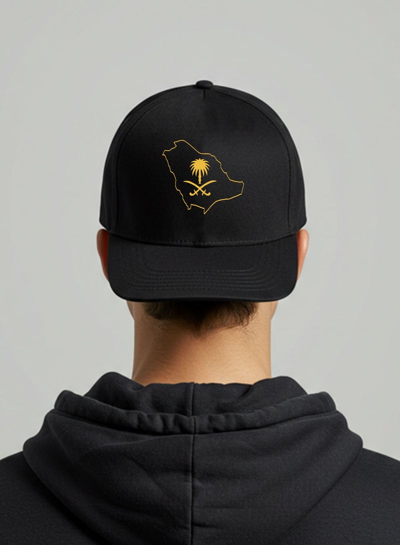 لوحة كاب مصنوع من القطن بتصميم خريطة المملكة لمناسبة اليوم الوطني السعودي وللتعبير عن حب الوطن في كل وقت - Image 2