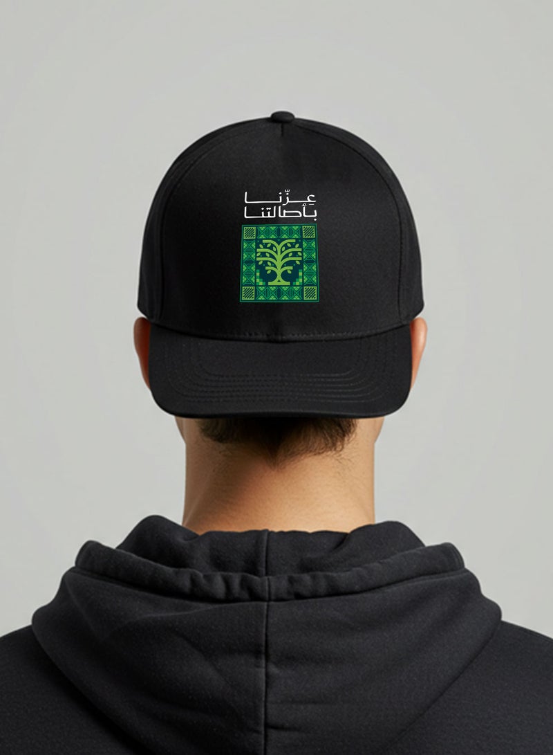 لوحة كاب مصنوع من القطن لمناسبة اليوم الوطني السعودي بتصميم عزنا بأصالتنا - Image 2