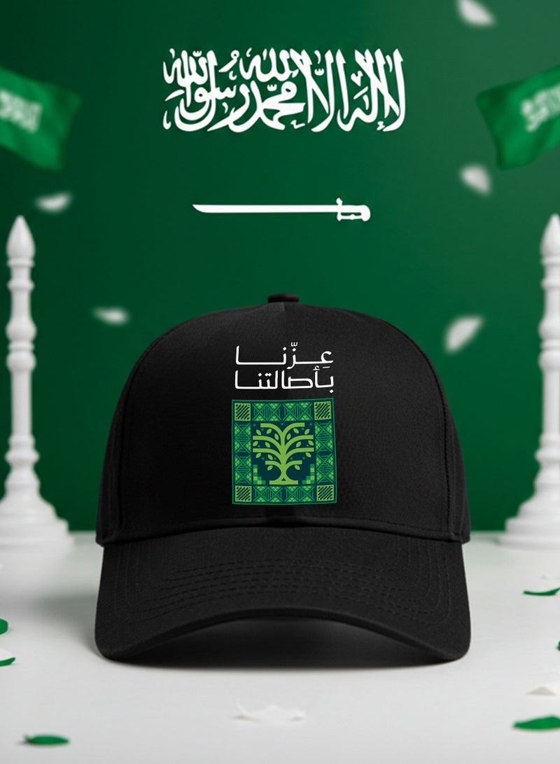 لوحة كاب مصنوع من القطن لمناسبة اليوم الوطني السعودي بتصميم عزنا بأصالتنا - Image 1