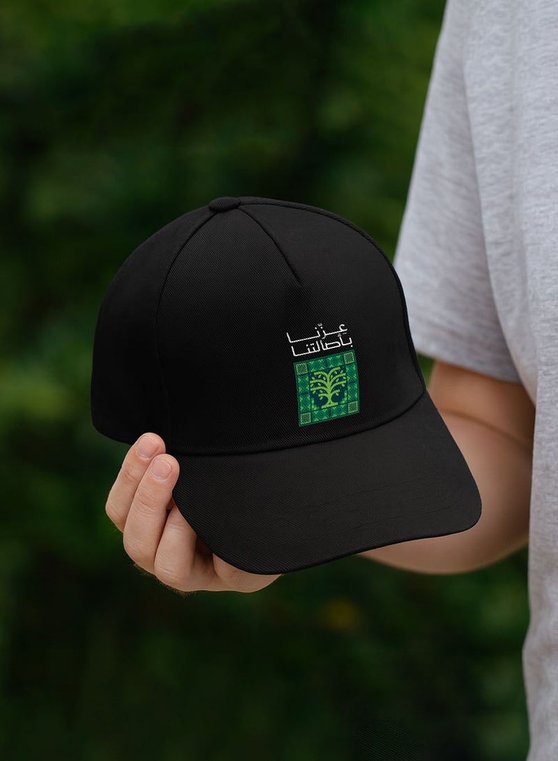 لوحة كاب مصنوع من القطن لمناسبة اليوم الوطني السعودي بتصميم عزنا بأصالتنا - Image 4