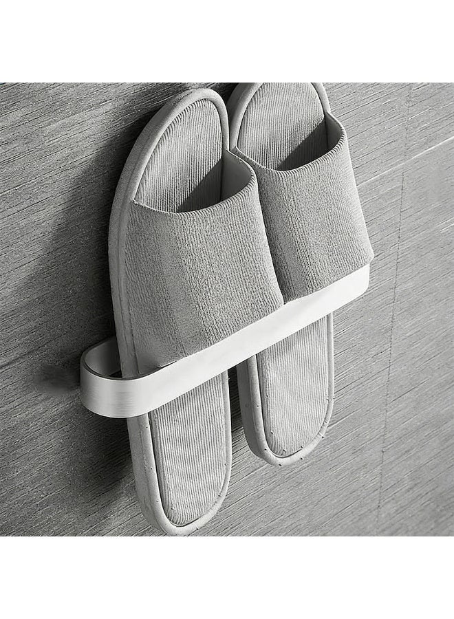 عالية الجودة رفّ معلق على الحائط لحمل النعال - منظم تخزين أحذية من بلاستيك البولي بروبيلين بتصميم تصريف، تركيب لاصق، رف موفر للمساحة لمدخل الحمام - متوفر بمقاسات متوسطة/كبيرة - أبيض (متوسط) - Image 1