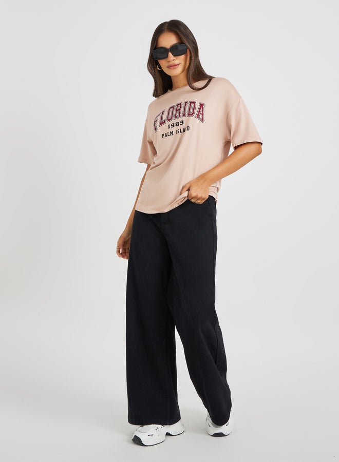 ستايلي تيشيرت بياقة دائرية وطبعة شعار - Image 3